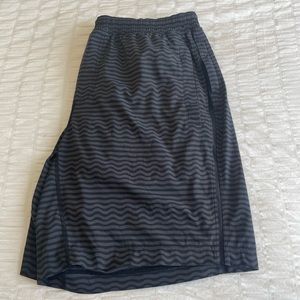 Lululemon Mens Shorts XXL Gray & Black. No lining, great condition